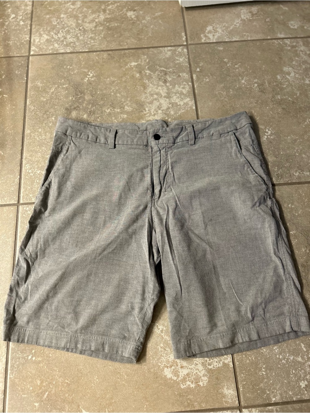 lululemon athletica Men's Light Gray Flat-Front Shorts (B1)